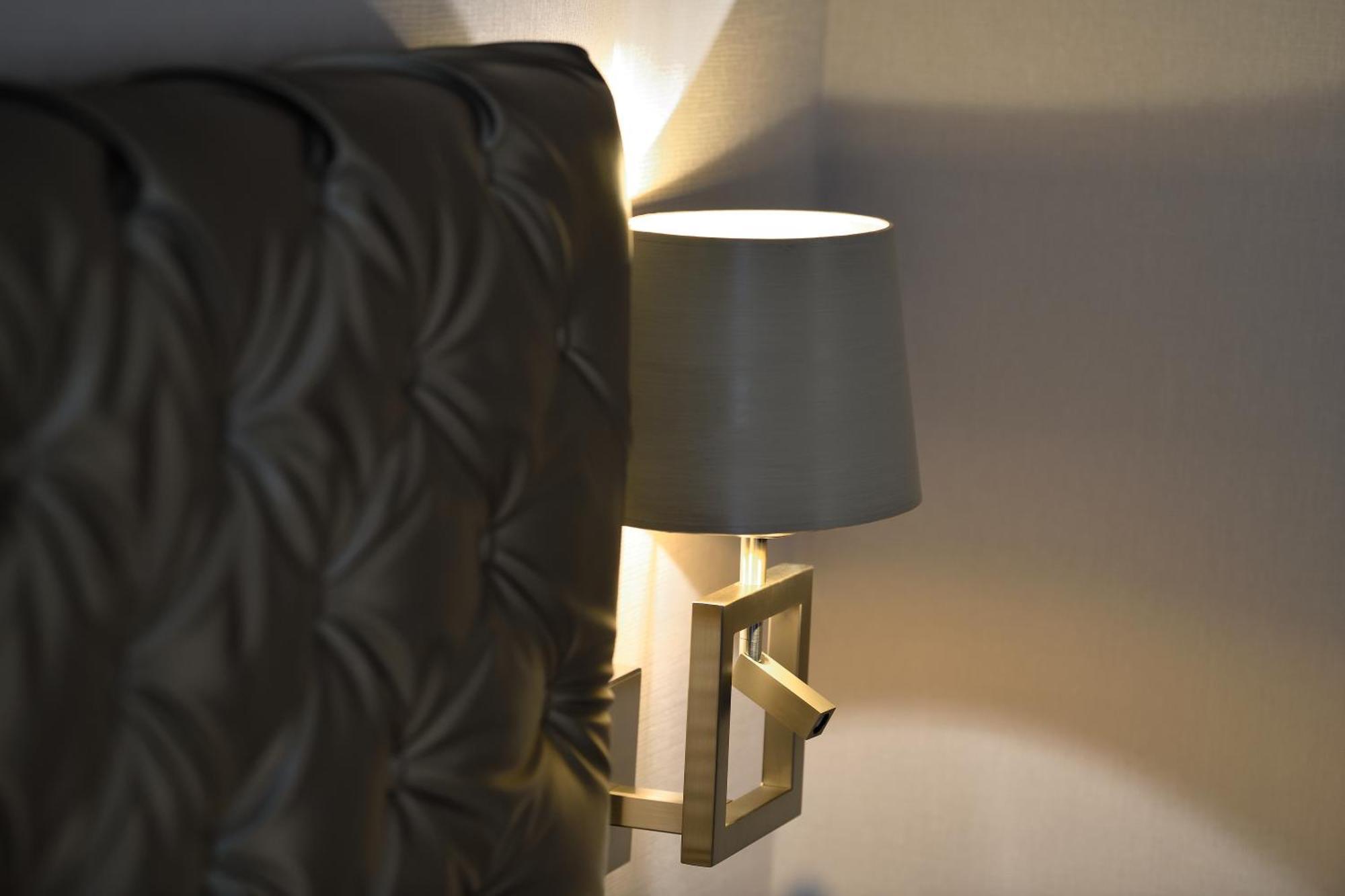 Kastens Hotel Luisenhof Hanovre Extérieur photo A bedside lamp