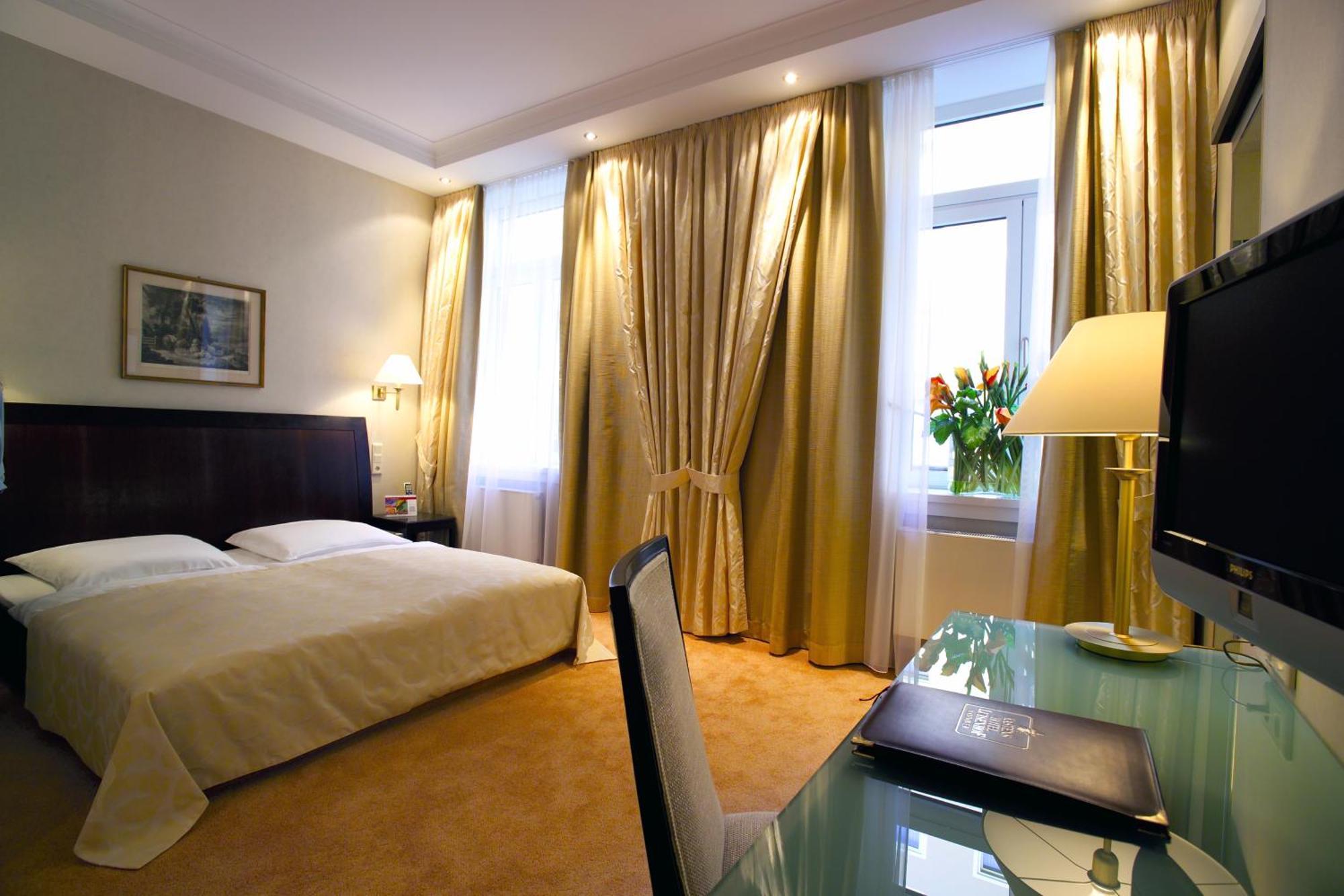 Kastens Hotel Luisenhof Hanovre Extérieur photo A room at the Hotel Savoy