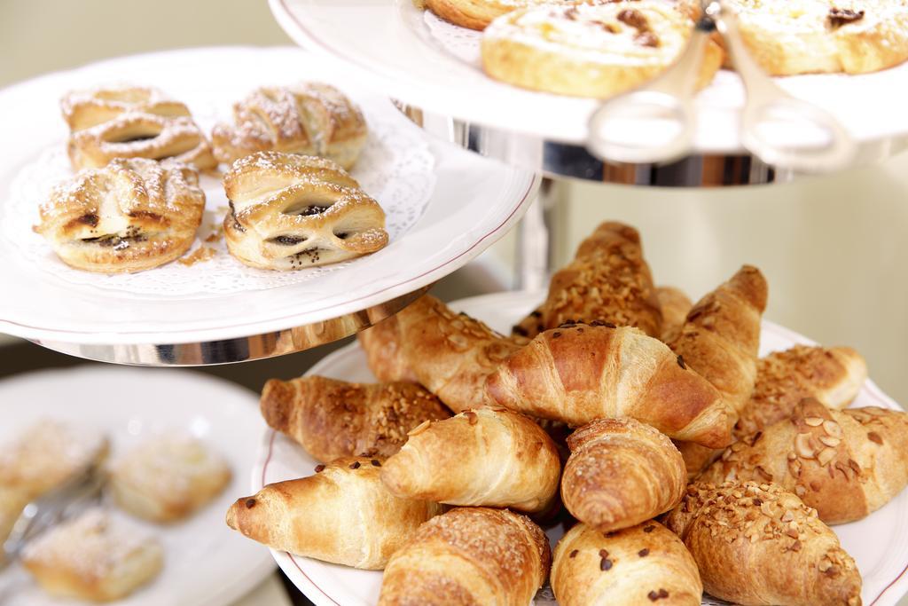 Kastens Hotel Luisenhof Hanovre Extérieur photo Croissants and other pastries