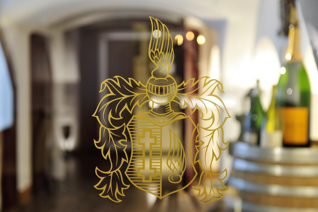 Kastens Hotel Luisenhof Hanovre Extérieur photo Coat of arms of the University of Basel