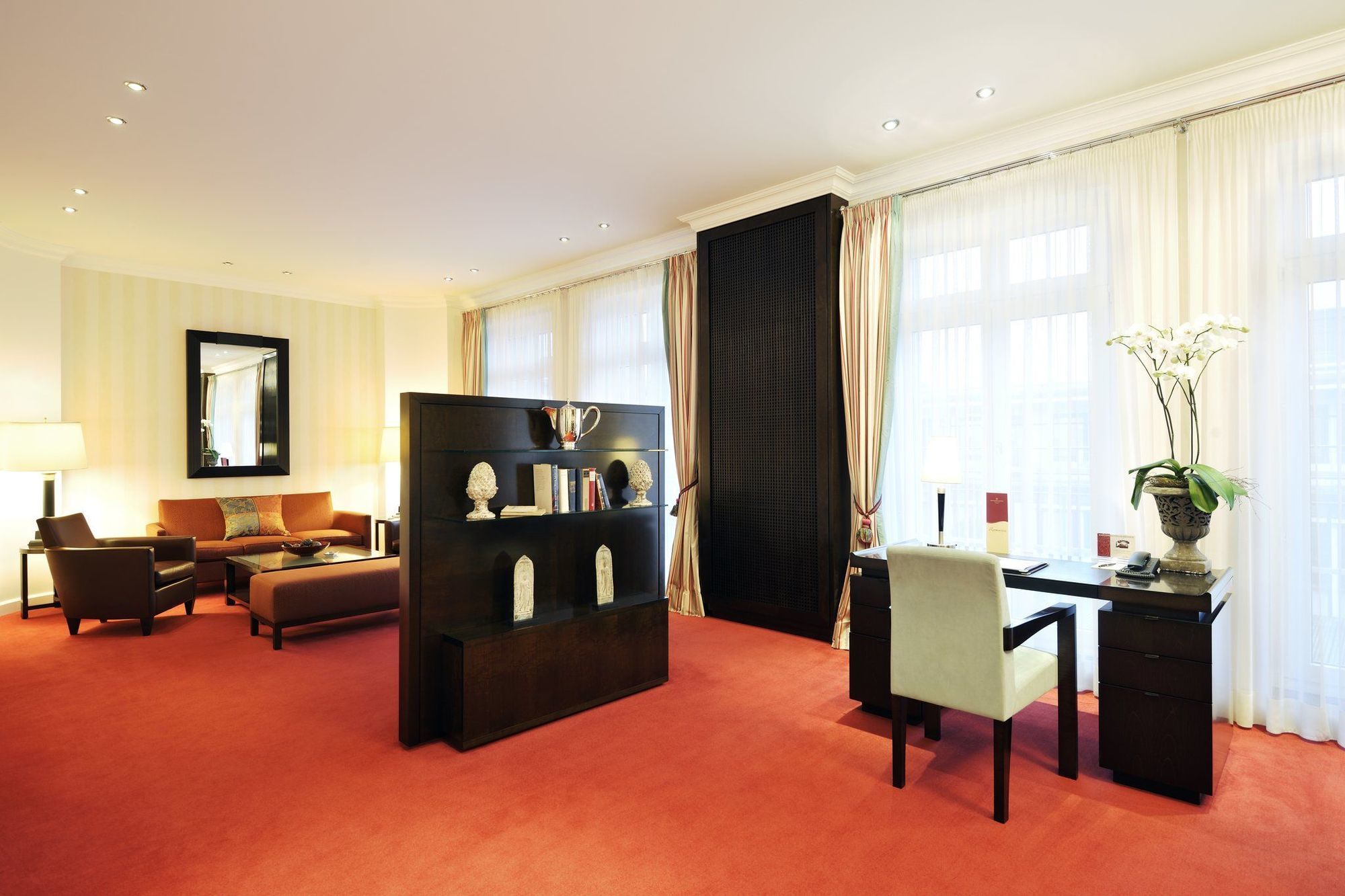 Kastens Hotel Luisenhof Hanovre Chambre photo A suite at Mandarin Oriental Munich